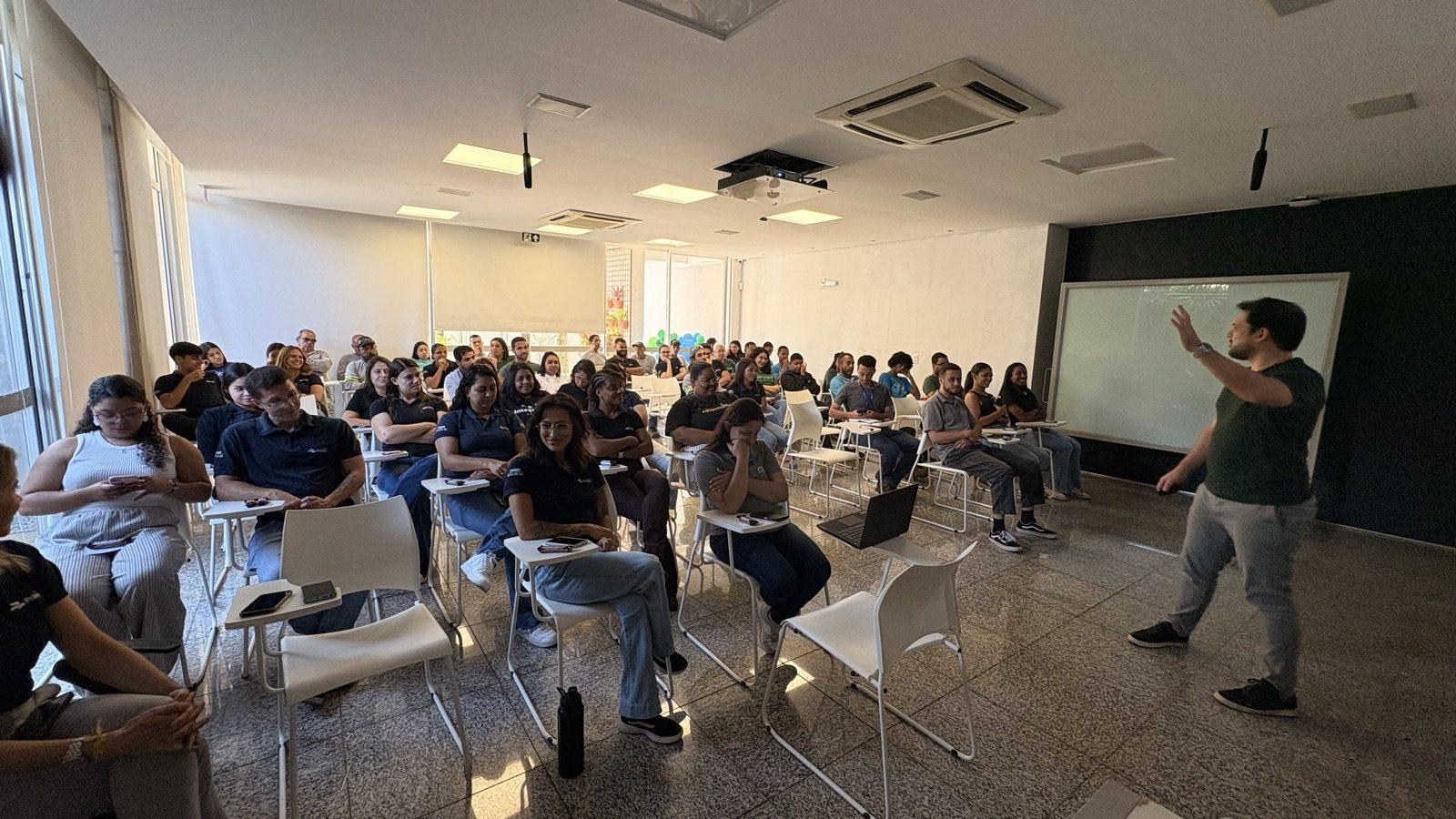 Turma grande em apresentação sobre inteligência artificial com Lucas Assumpção em Belo Horizonte