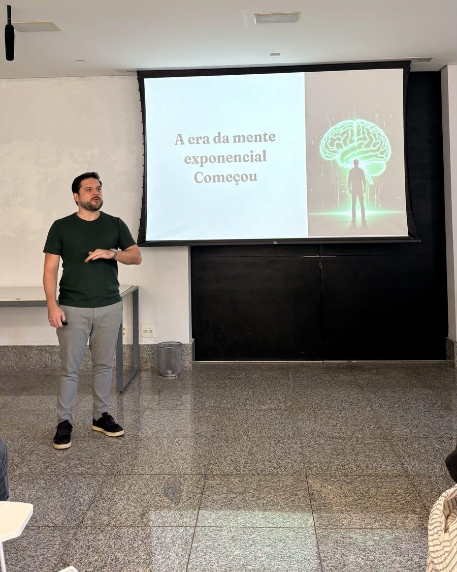 Lucas Assumpção no palco em apresentação sobre IA em Belo Horizonte