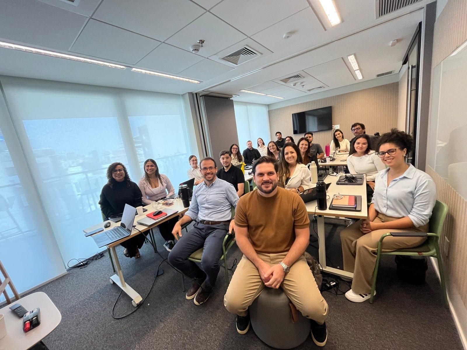 Lucas Assumpção com a turma de um treinamento de IA in company
