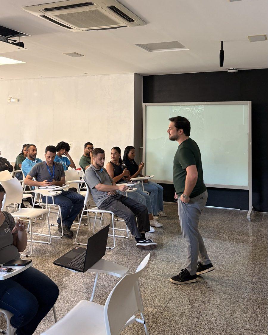 Lucas Assumpção apresenta sobre inteligência artificial para turma em Belo Horizonte