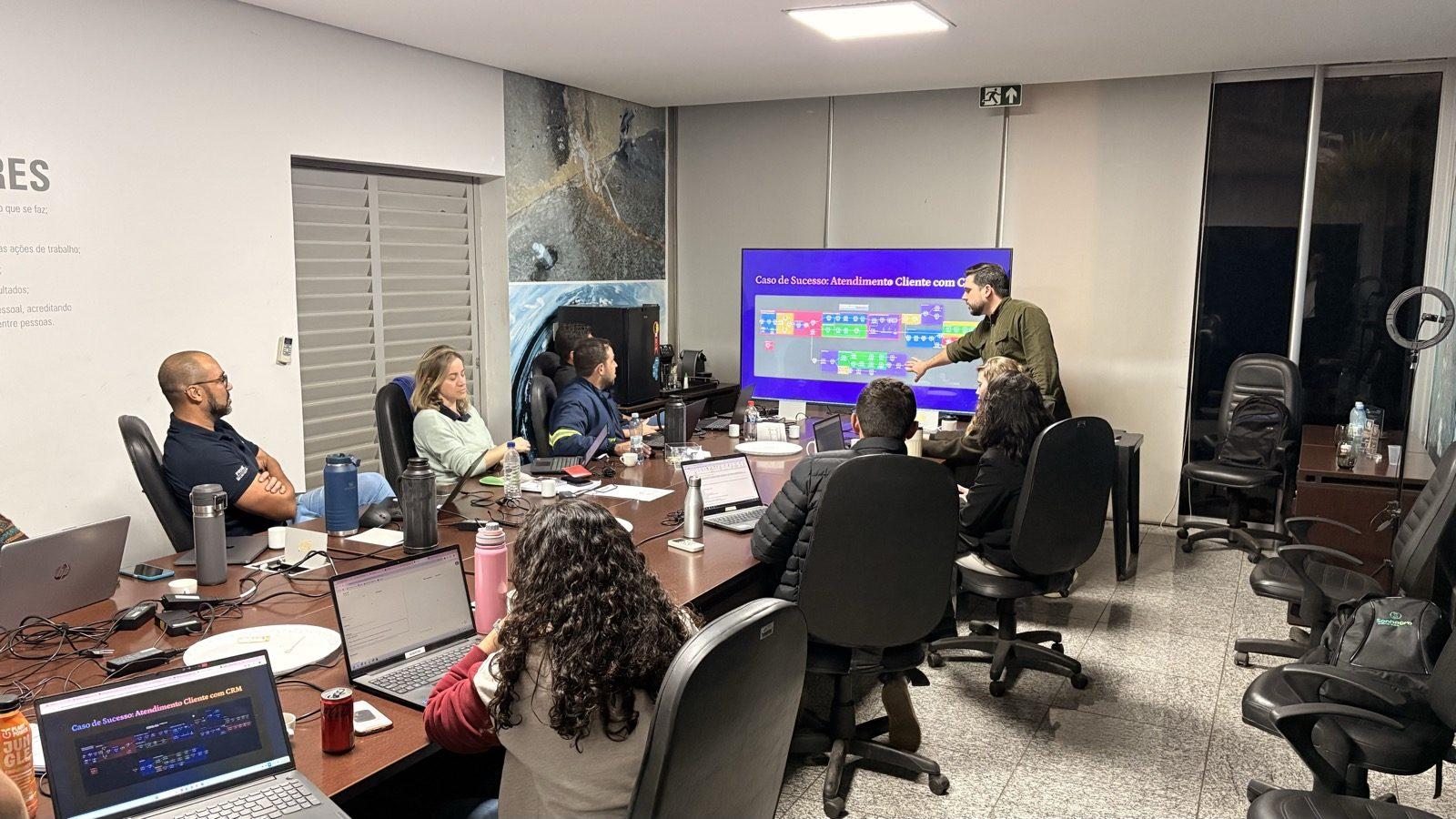 Participantes praticando IA em treinamento in company em Belo Horizonte